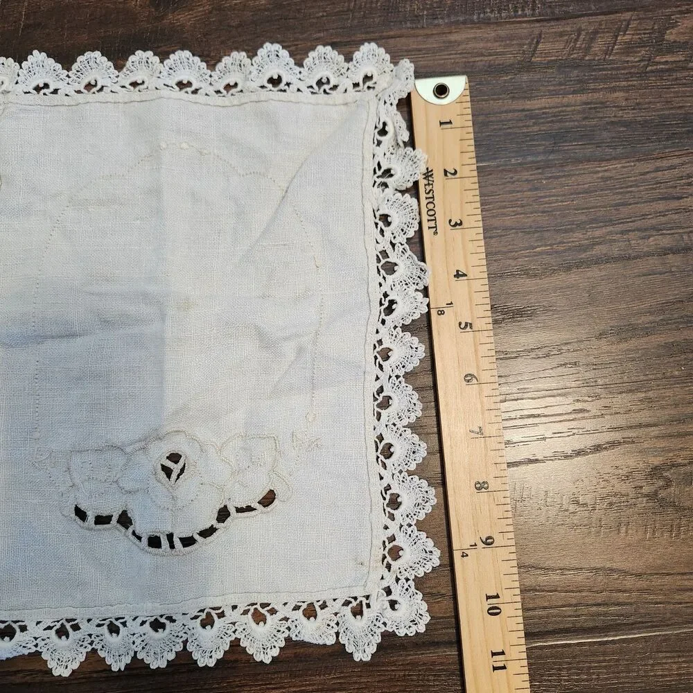 Vtg Embroidered Beige Flower Basket Cottage Core Floral Handkerchief Napkin Set